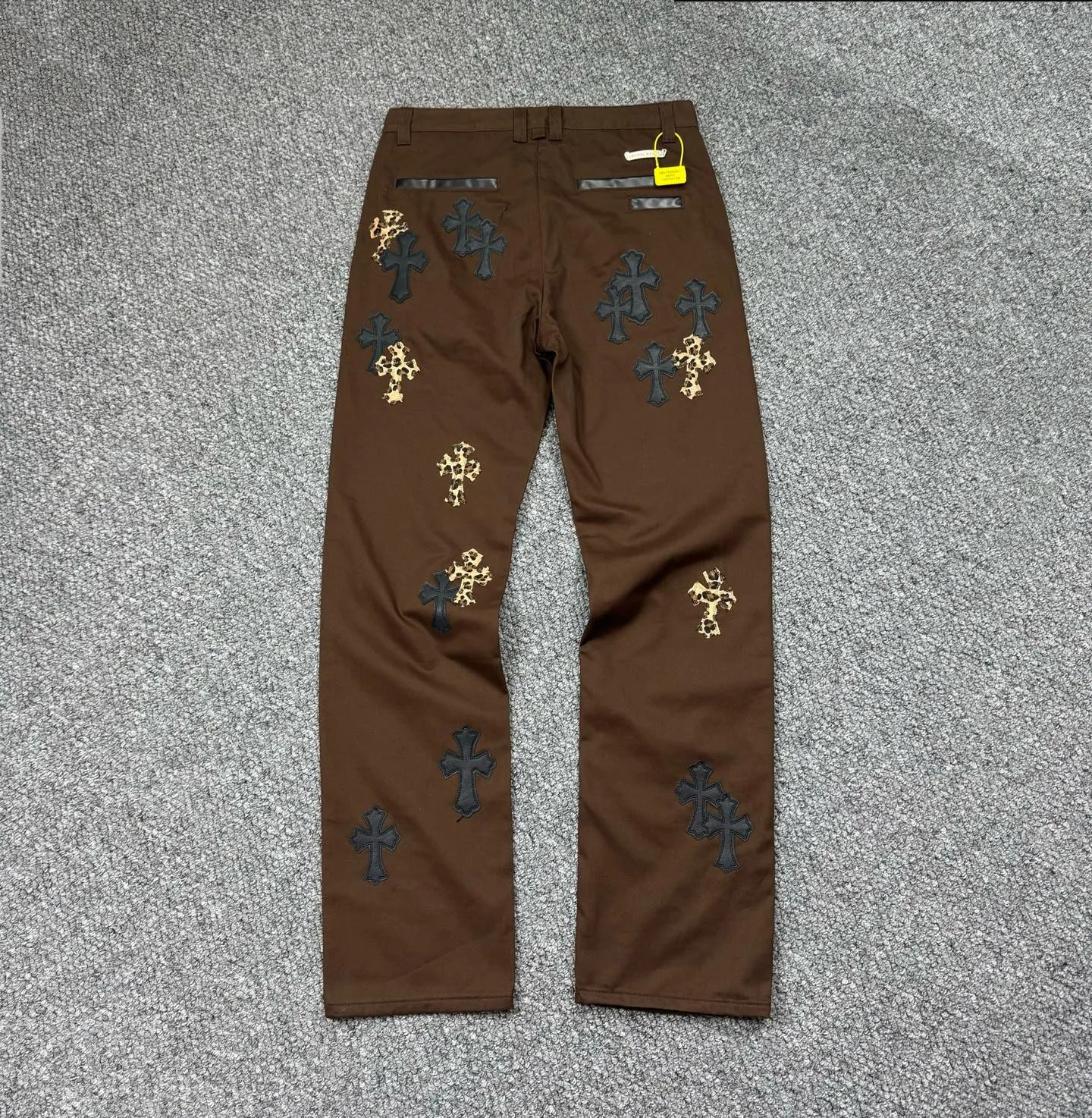 P260 model number: H853 ChromeHearts & ChromeHearts Brown casual pants and jeans. Original hardware and accessories, washed and other hanging tags. The QR code analysis is all from the original factory, with a high degree of restoration. You are welcome to compare with a certain product~ Three-dimensional version Loose and comfortable, not picky about the figure, taller and slimmer, factory Seiko, original factory quality control, same style for men and women, can be matched with couples, versatile recommendation, must-have jeans for all seasons, fashionable people have been disappointed From the quality selection of fabrics, the tailoring of details, and the matching of patterns, everything is impeccable! The upper body is so handsome when worn...it can be easily worn by men, women and children! The craftsmanship is made of heavy-duty washed pure cotton denim fabric. After washing, it is soft and thick and looks very stylish when worn. Size: 28, 30, 32, 34, 36 (S-XXL) Color: Brown